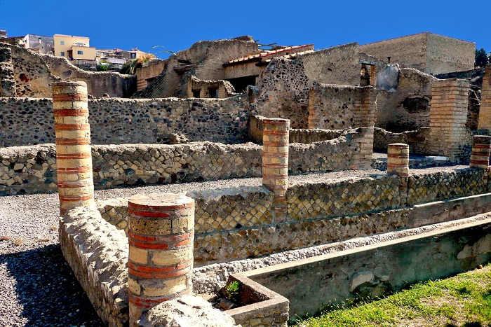 media/plg_solidres_experience/images/22ac3c5a5bf0b520d281c122d1490650/PompeiiHerculaneum/herculaneum-tour1.jpg